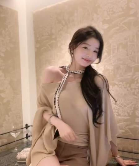 프랑스식 비스듬한 칼라 오프숄더 반팔 티셔츠 여성 가을 순수한 욕망 바람 슬림해 보이는 루즈핏 맨위 ins 반바지 투피스 세트