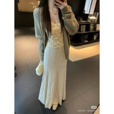 批发2026新款时尚设计感<b class='q'>宽松</b>针织开衫+吊带+松紧腰压褶半身裙三件