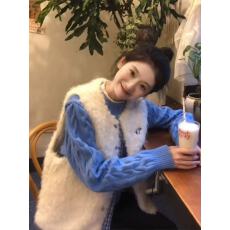 批发白色羊羔毛慵懒风字母马甲外套女<b class='q'>秋</b>冬氛围感甜妹气质上衣