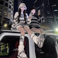 批发韩版土星刺绣条纹针织毛衣女送袜子秋冬时尚宽松慵懒风中长款上衣