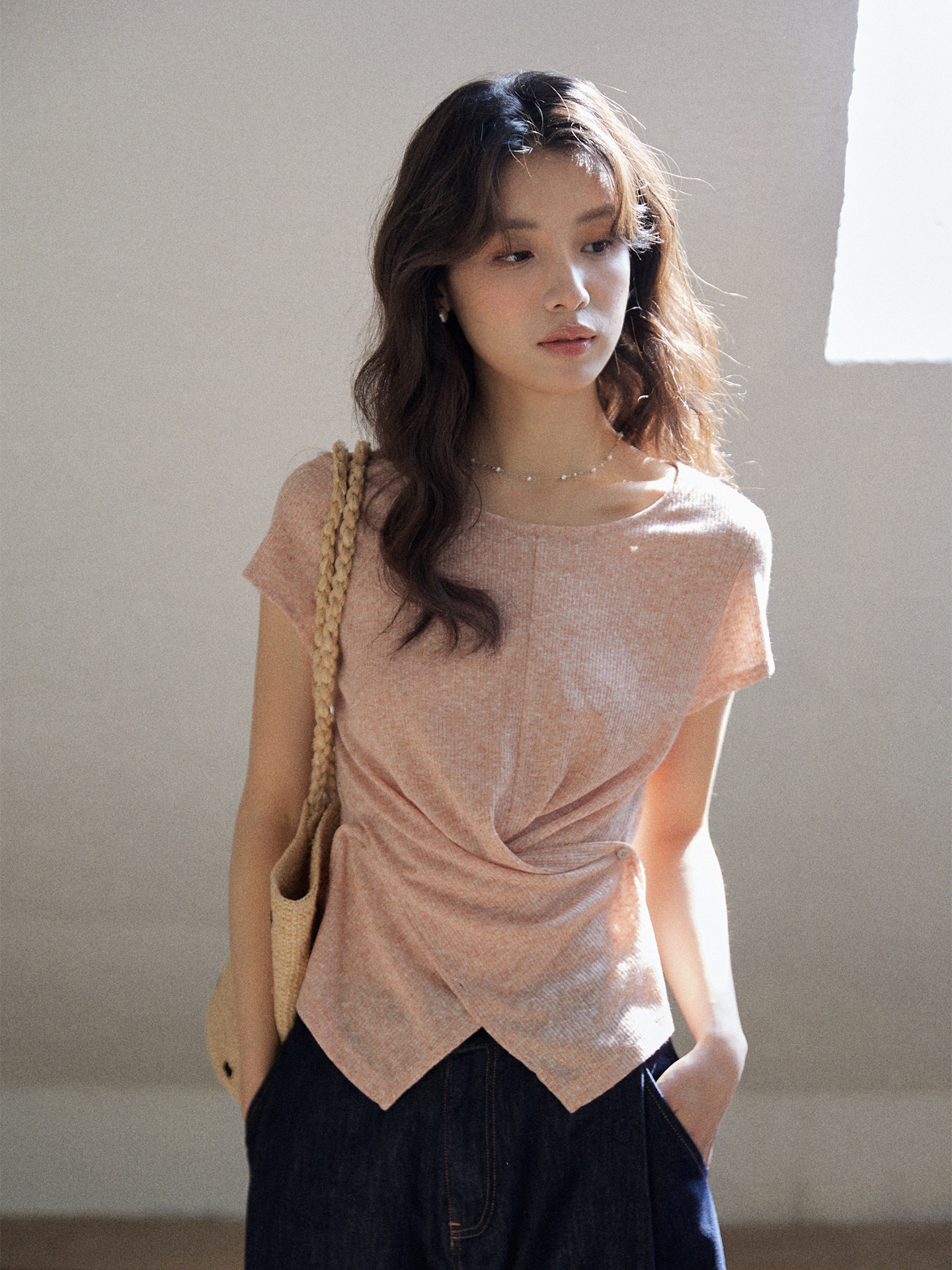 mixabo 느슨함 센스 핑크색 비틀림 티셔츠 여성 여름 쇼트 스타일 디자인 센스 불규칙 밑단 반팔 라운드 넥 맨위