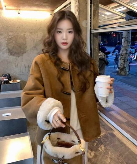 2025 새로운 슈퍼 잘 생긴 양면 착용 스웨이드 원단 올해 인기 어린 양 플리스 피모 하나 여성 코트 겨울