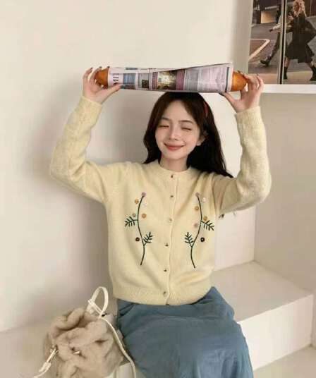 2026 슈퍼 화재 겨울 의류 고유 한 아름다운 한 부서 느긋한 바람 꽃 자수 스웨터