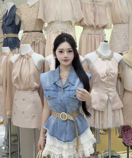 2026 여름 레트로 데님 블루 밝은색 정장 작은 폴로 칼라 어깨 패드 허리 수축 싱글 줄 버튼 거친 가장자리 데님 베스트