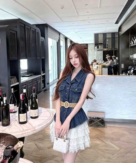 2026 여름 레트로 데님 블루 밝은색 정장 작은 폴로 칼라 어깨 패드 허리 수축 싱글 줄 버튼 거친 가장자리 데님 베스트