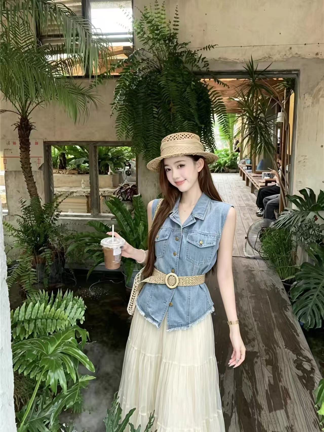 2026 여름 레트로 데님 블루 밝은색 정장 작은 폴로 칼라 어깨 패드 허리 수축 싱글 줄 버튼 거친 가장자리 데님 베스트