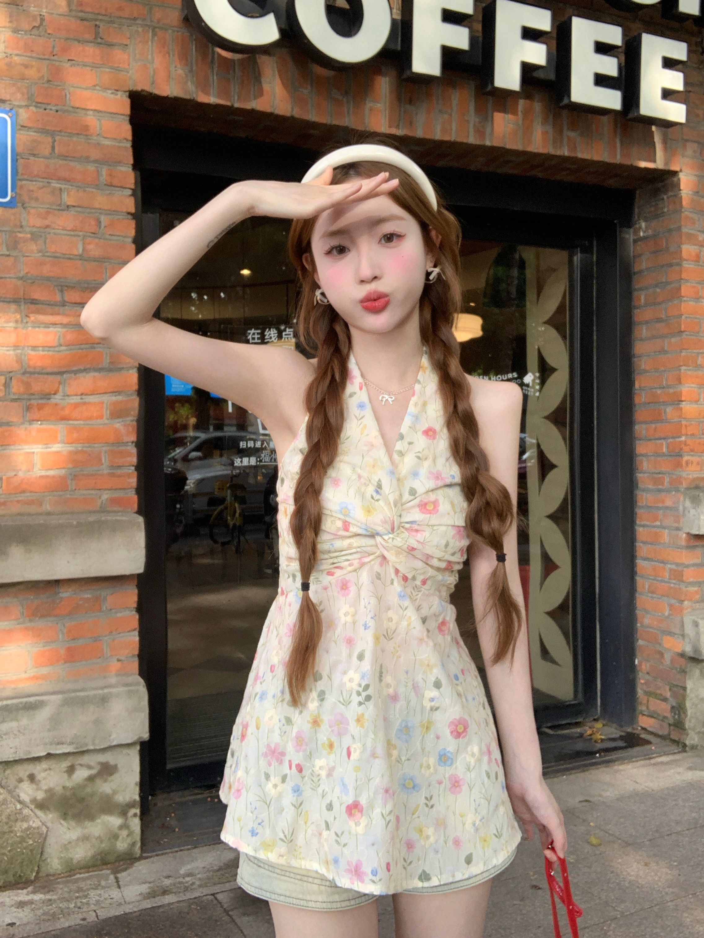 실사 달콤함 디자인 센스 비틀림 행침 목 조끼 슬립 여성 여름 착용 가져 가라. 꽃무늬 자수 셔츠 작은 맨위
