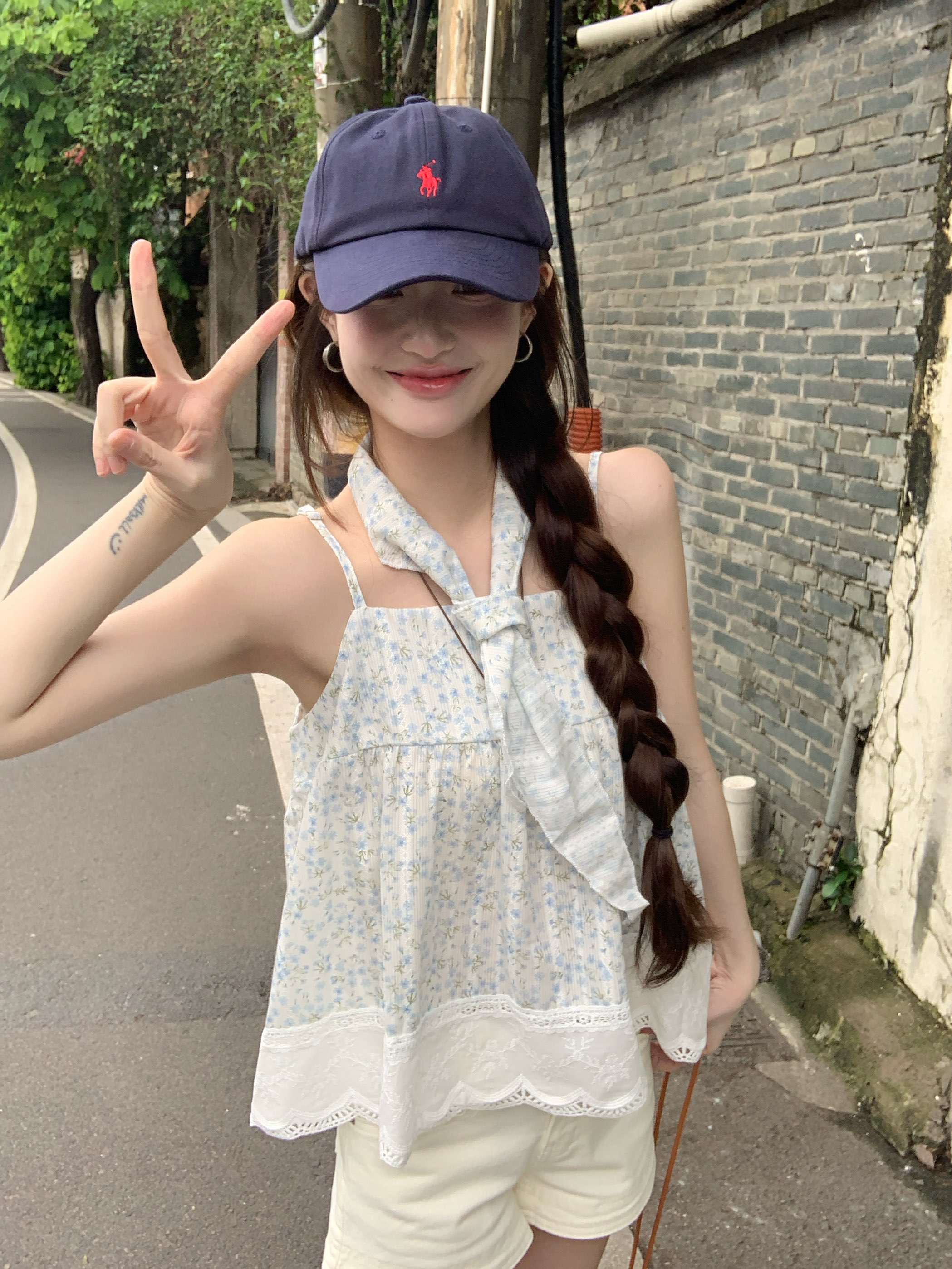 실사 2026 여름 새로운 프랑스식 부드러운 스카프 꽃무늬 슬립 작은 셔츠 여성 인형 셔츠 오프숄더 민소매 맨위