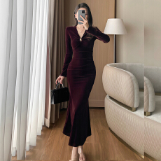 批发高级感名媛丝绒连衣裙2026新款气质轻奢V领长袖修身显瘦包臀长裙