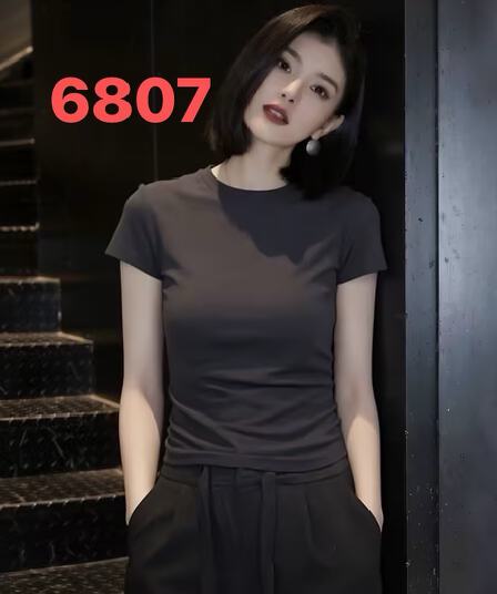 회색 라운드 넥 티셔츠 여성용 짧은 소매 2026 여름 새로운 패션 연령 감소 몸매 가꾸기 슬림해 보이는 긍정적 인 어깨 티셔츠 맨위