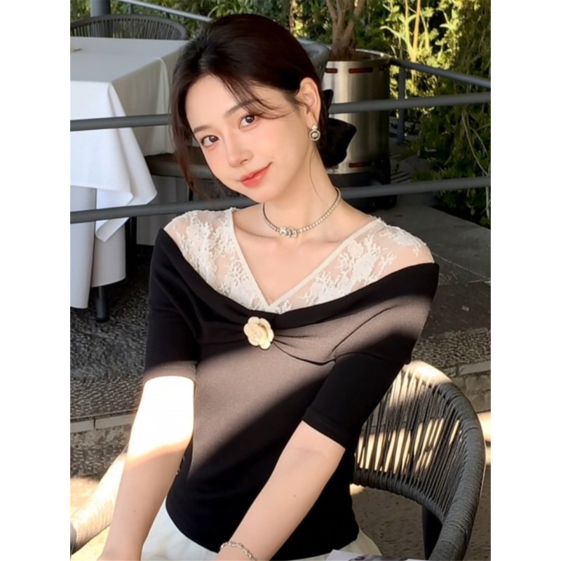 한 부서 핫걸 레이스 측면 페이크 레이어드 쇼트 스타일 맨위 여성 2026 여름 새로운 반팔 티셔츠 디자인 센스 작은 대중