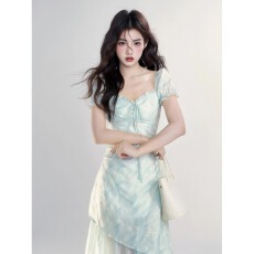 批发2026春新款法式方领短袖<b class='q'>连衣裙</b>收腰显瘦A字裙设计感气质<b class='q'>印花</b>长裙