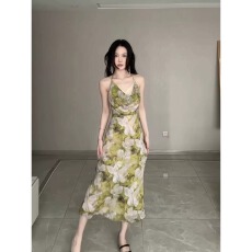 批发绿色碎花荡领<b class='q'>挂</b><b class='q'>脖</b>吊带<b class='q'>连衣裙</b>女夏季海边度假风绝美气质修身长裙子