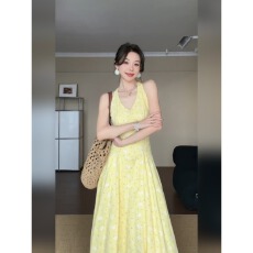 批发法式黄色碎花V领<b class='q'>挂</b><b class='q'>脖</b><b class='q'>连衣裙</b>女夏季海边度假巨好看收腰修身长裙子