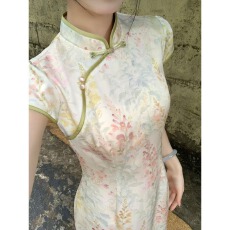 批发画报夫人新中式改良花色旗袍2026新款缎面碎花<b class='q'>春</b>夏出游修身连衣裙