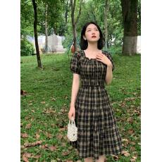 批发一字肩泡泡袖收腰格子<b class='q'>连衣裙</b>女2025夏季显瘦气质a字蓬蓬森系裙