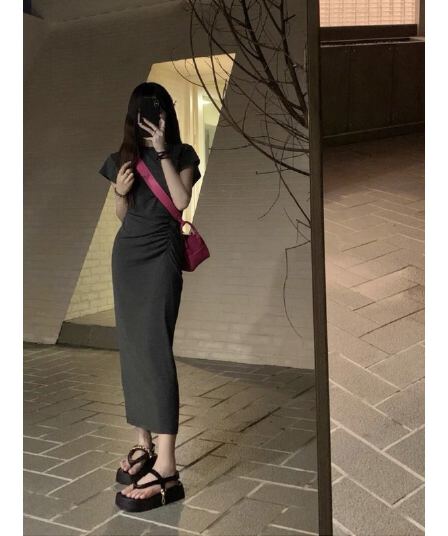 고급 회색 품격 라운드 넥 반팔 티셔츠 여성 드레스 여름 섹시함 허리 수축 작은 주름 슈퍼 슬림해 보이는 타이트 스커트 롱 스커트