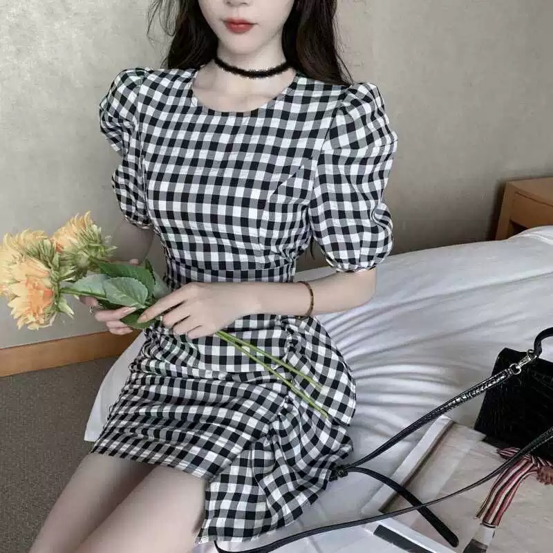 2026 년 새로운 프랑스식 디자인 센스 작은 대중 슬림해 보이는 작은 키 불규칙 체크무늬 드레스 아이들 여름 쇼트 스타일