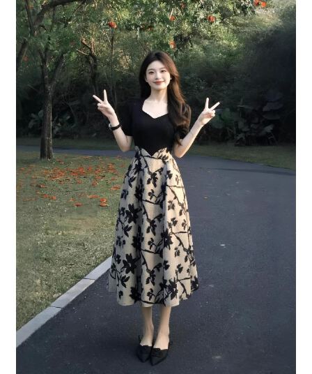 2026 자이언트 잘 생긴 드레스 프랑스식 품격 그는 벤 바람 허리 수축 꽃무늬 프린트 롱 스커트 V넥 배색 반팔 여성