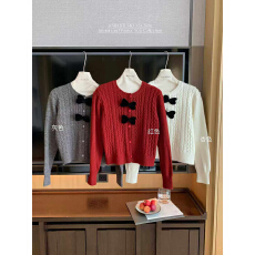 批发节日氛围感穿搭红色毛衣女款2025新款冬设计感蝴蝶结长袖针织开衫