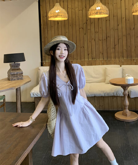 실사 정가 새로운 거품 소매 공주 드레스 V넥 여성 몸매 가꾸기 슬림해 보이는 해변가 휴가 바람 중간 길이 연한 자주색 치마