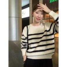 批发<b class='q'>韩国</b>东大门女黑白横条纹圆领宽松毛衣软糯保暖保暖外穿通勤气质