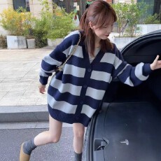 批发撞色条纹V领针织开衫女秋季新款慵懒风软糯宽松百搭毛衣外套上衣