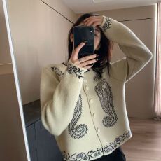 简约复古圆领单排扣宽松小花图案短款时尚百搭长袖绣花毛衣外穿