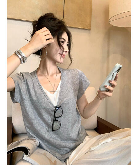 페이크 레이어드 V넥 반팔 티셔츠 여성 2026 새로운 여름 지방 mm 빅 사이즈 루즈핏 느긋한 느슨함 센스 착용 잡아라. 의류
