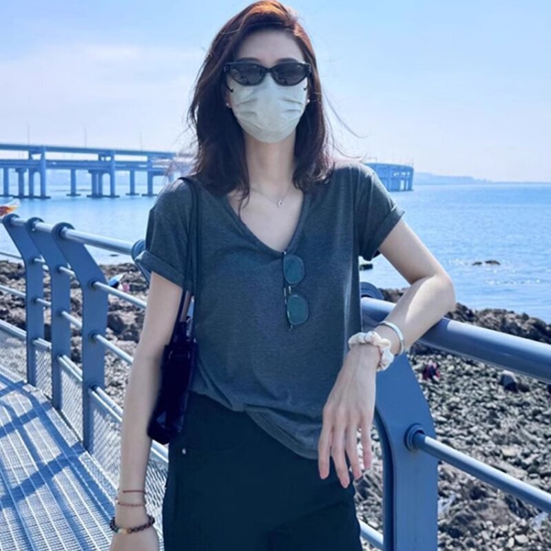 한 부서 레트로 회색 u 칼라 반팔 티셔츠 여성 2026 여름 고급 센스 슬림해 보이는 긍정적 인 어깨 동정 쇼트 스타일 맨위 얇은