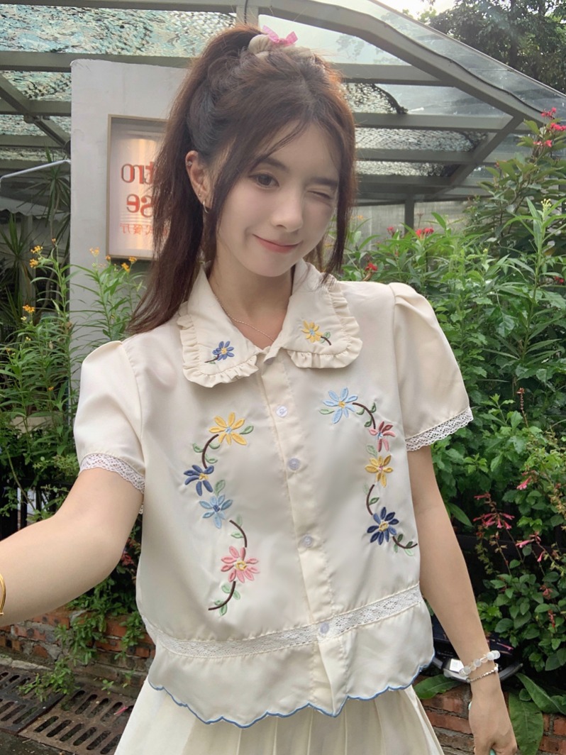 레트로 달콤함 꽃무늬 자수 베이비 칼라 여성 셔츠 2026 년 여름 새로운 디자인 센스 Chic 반팔 맨위