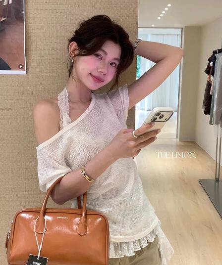 원본 원단 자외선 차단 블라우스 여성 여름 반팔 티셔츠 오프숄더 비스듬한 어깨 의류 행침 목 인사이드 가져 가라. 투피스 세트
