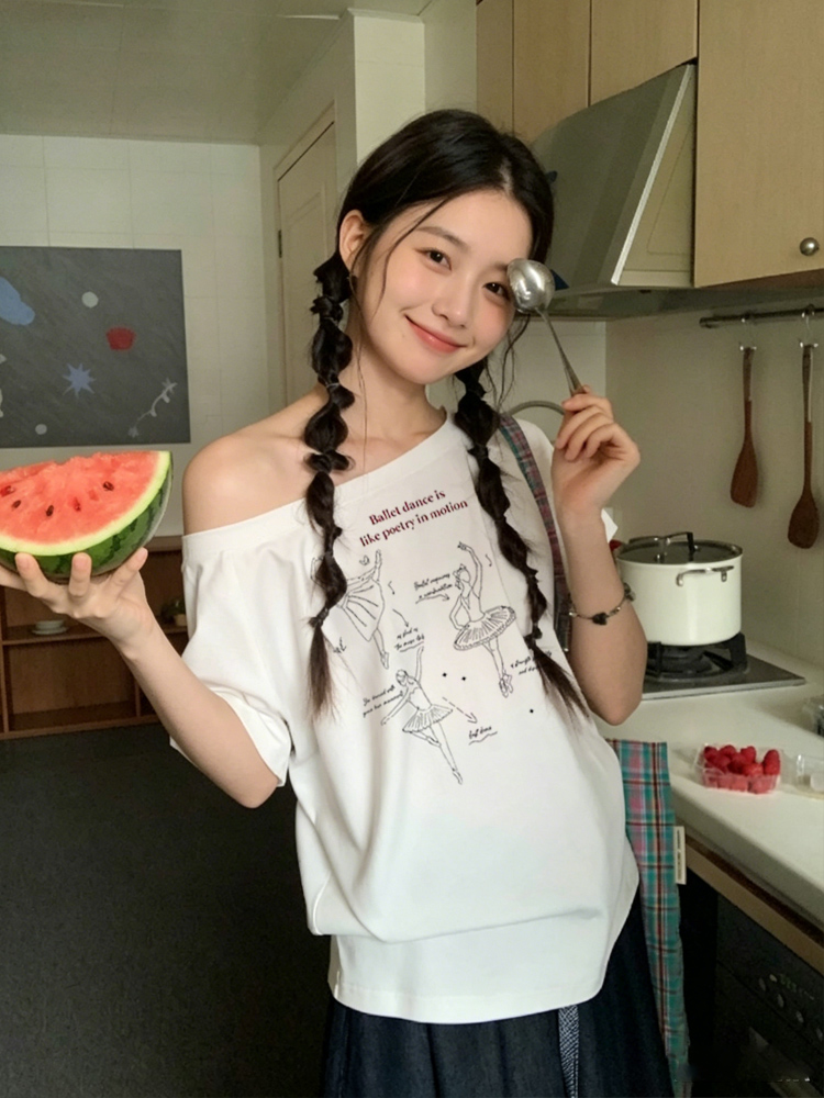 화이트 비스듬한 어깨 오프숄더 반팔 티셔츠 여성 여름 새로운 작은 대중 발레 디자인 센스 루즈핏 보트넥 맨위