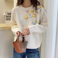 批发2026冬装花朵刺绣羊绒衫女羊绒慵懒宽松<b class='q'>针织毛衣</b>