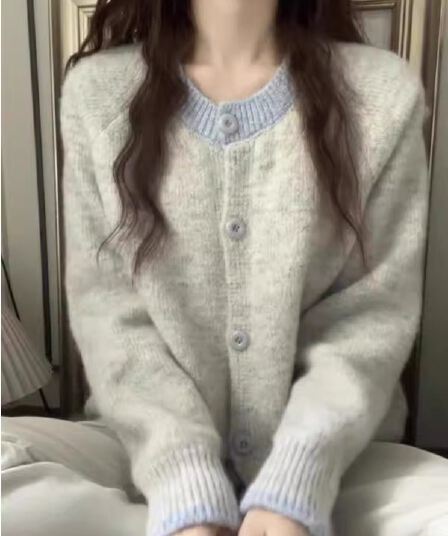자이언트 잘 생긴 배색 긴팔 니트 카디건 코트 여아 2026 새로운 한 부서 분위기 센스 가을 겨울 착용 가져 가라. 스웨터