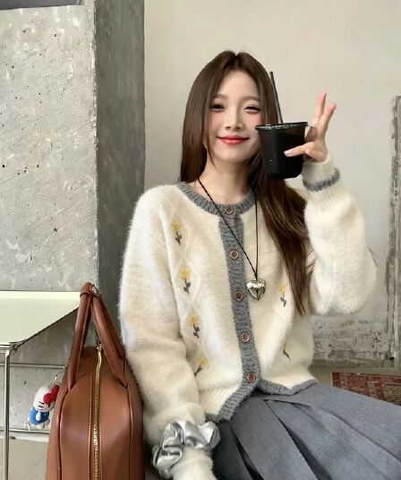 우유 블루 자수 작은 꽃 링 그리드 니트 오픈 가디건 여성 부드러운 배색 라운드 넥 부드러운 찹쌀 쇼트 스타일 플리스 센스 보온 재킷