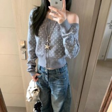 韩系灰色波点长袖针织开衫女秋季设计感小众显瘦内搭斜领露肩上衣