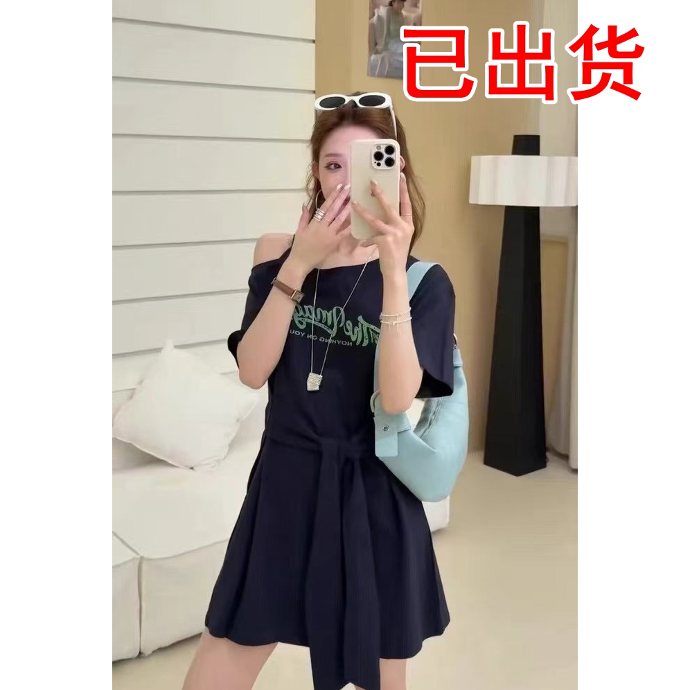 FA34837# 夏季新款字母斜肩吊肩连衣裙腰间绑带设计款裙子女 服裝批發女裝批發服飾貨源
