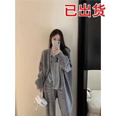 批发官图 秋冬新款高级感毛衣外套+字母T恤+条纹裤三件套女 已出货