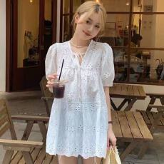 批发<b class='q'>v领</b>镂空白色衬衫裙女夏季宽松新款设计感小众超仙中长款蕾丝上衣