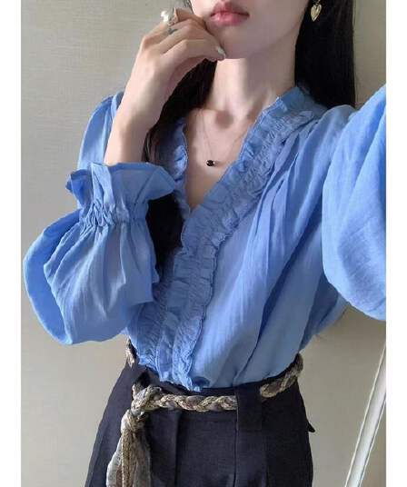 프랑스식 부드러운 바람 맨위 2026 이른 봄 분위기 센스 착용 가져 가라. 슬림해 보이는 파란색 나팔 소매 프릴 V 넥 셔츠