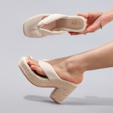 批发2025<b class='q'>夏</b>季新款坡跟厚底凉鞋夹趾人字拖定制款外贸女鞋货号