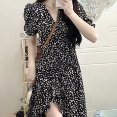 批发温柔黑色夏装新款森女<b class='q'>赫本</b><b class='q'>风</b>茶歇裙冷淡<b class='q'>风</b>鱼尾碎花连衣裙女