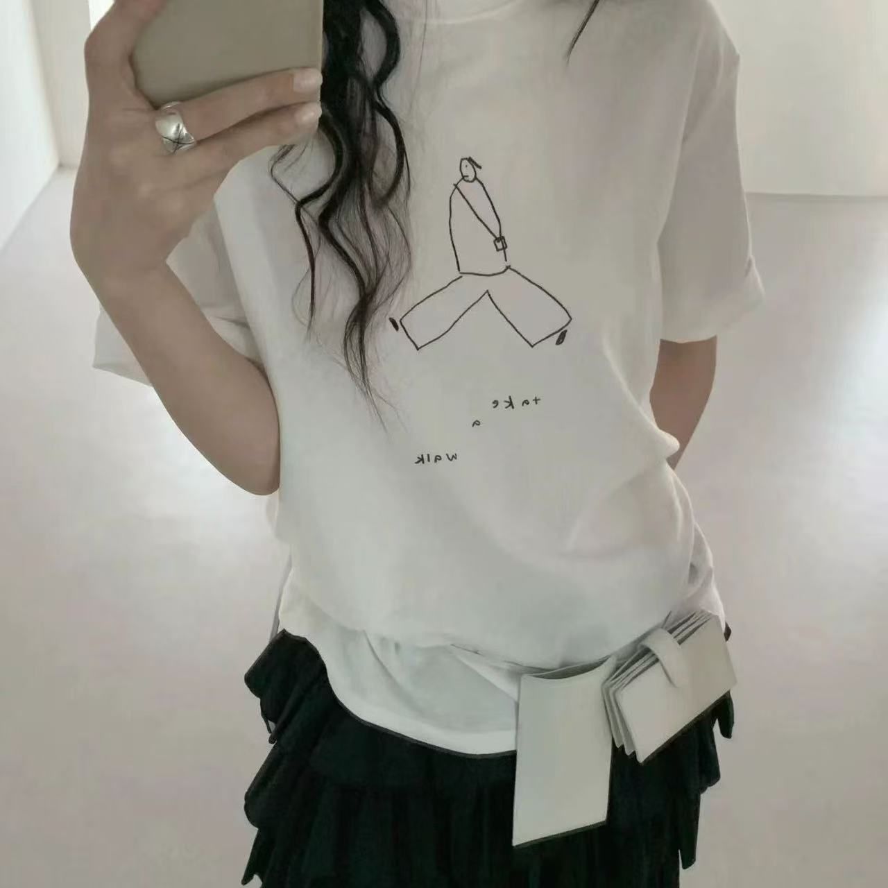 한국 동대문 한 부서 미니멀리즘 프린트 루즈핏 슬림해 보이는 라운드 넥 반팔 티셔츠