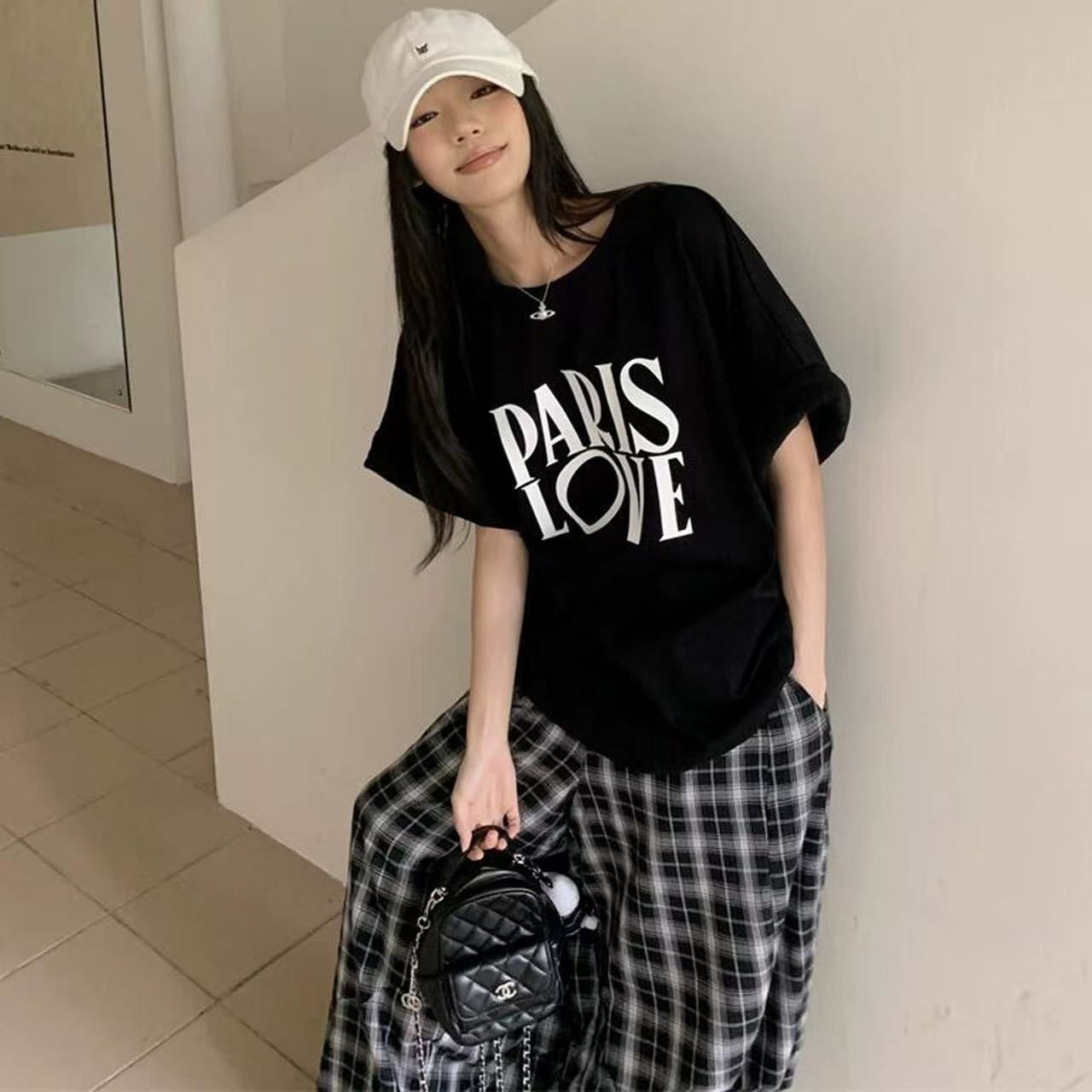 한국 동대문 한 부서 미니멀리즘 프린트 루즈핏 슬림해 보이는 라운드 넥 반팔 티셔츠