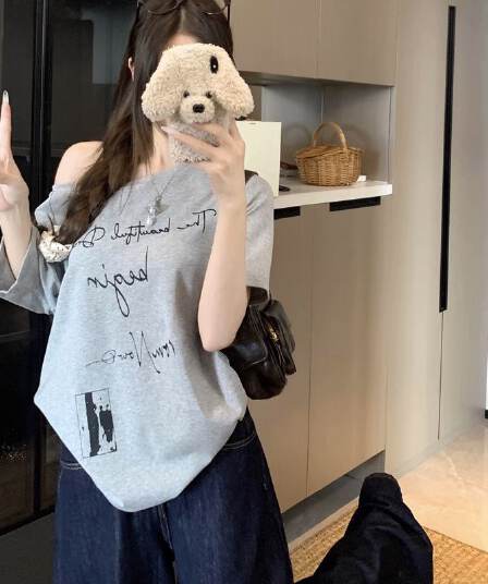 비스듬한 어깨 반팔 티셔츠 여름 알파벳 프린트 루즈핏 맨위