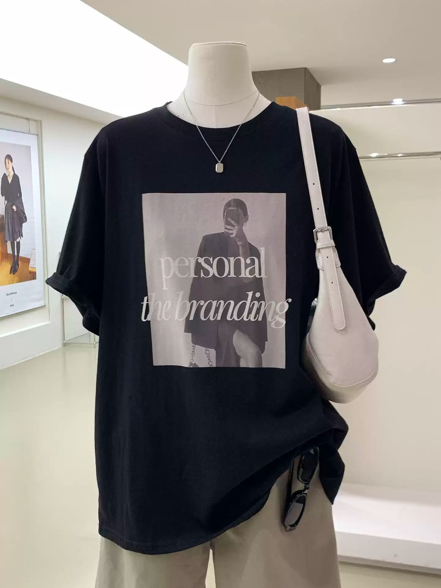 한국 동대문 한 부서 미니멀리즘 프린트 루즈핏 슬림해 보이는 라운드 넥 반팔 티셔츠
