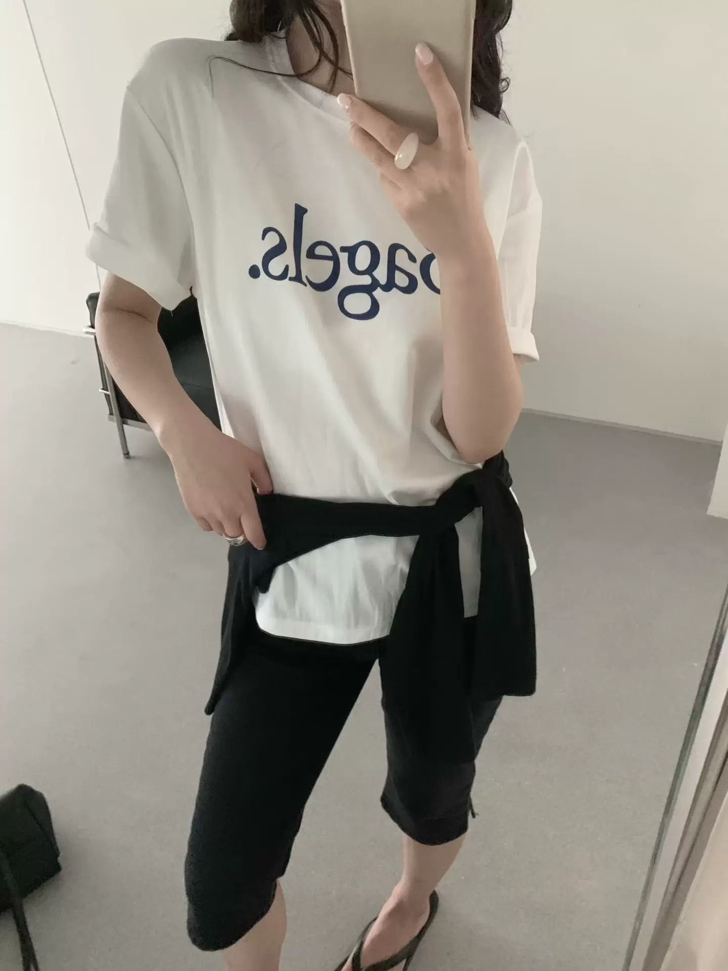 한국 동대문 한 부서 미니멀리즘 프린트 루즈핏 슬림해 보이는 라운드 넥 반팔 티셔츠