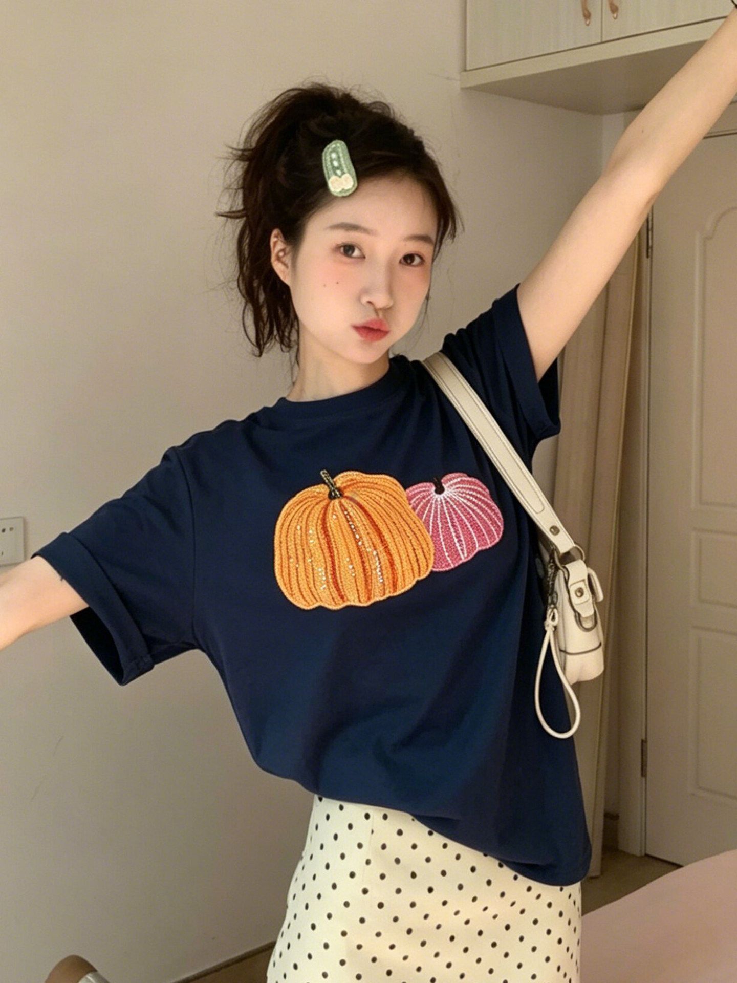 한국 동대문 한 부서 미니멀리즘 프린트 루즈핏 슬림해 보이는 라운드 넥 반팔 티셔츠