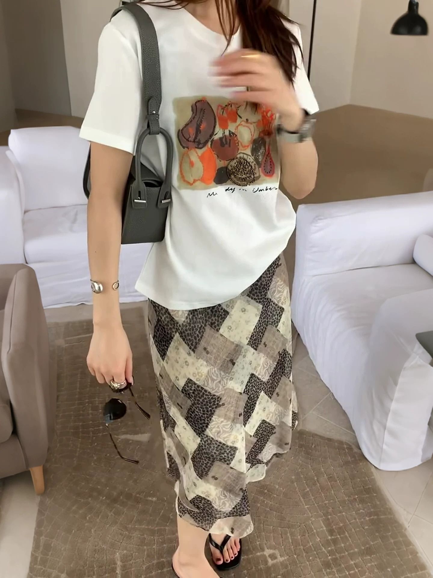 한국 동대문 한 부서 미니멀리즘 프린트 루즈핏 슬림해 보이는 라운드 넥 반팔 티셔츠